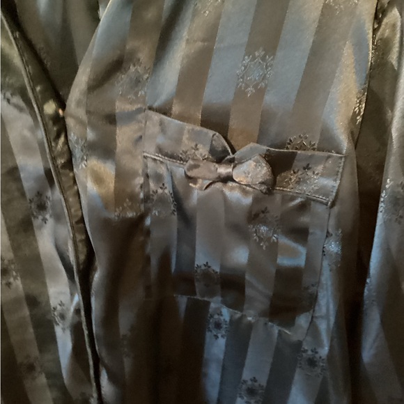 Chelsea’s Collection ladies long sleeve satin striped pajamas, size medium - Picture 5 of 10